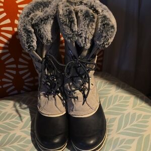 Khombu Women's Gray and Black Winter Boots